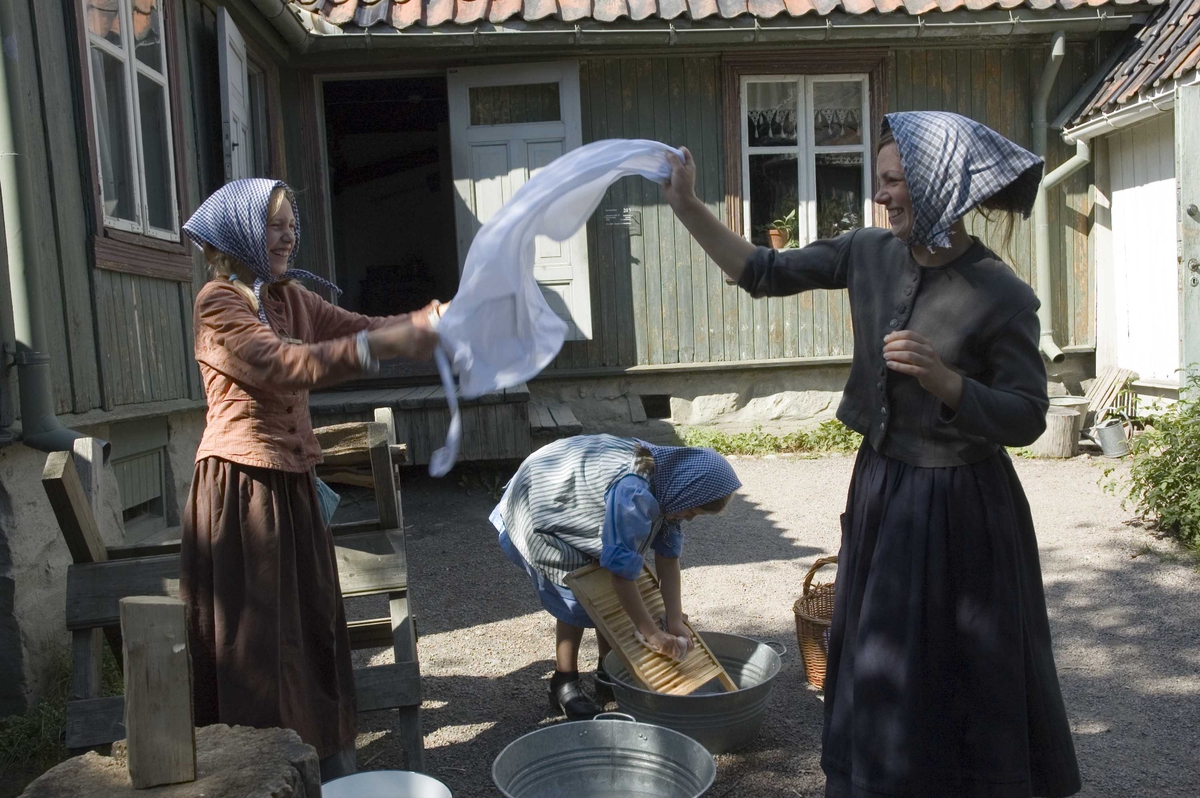 Levendegjøring på museum.
Ferieskolen uke 31. Klesvask på Enerhaugen.


Norsk Folkemuseum, Bygdøy.