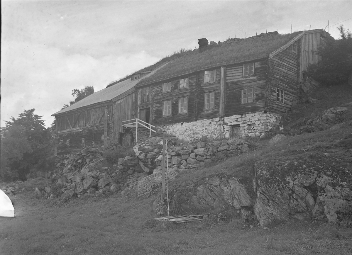 Stuebygning med tilstøtende driftsbygning, Kletthamran, Lønset, Oppdal, Sør-Trøndelag. Fra album. Fotografert 1940.