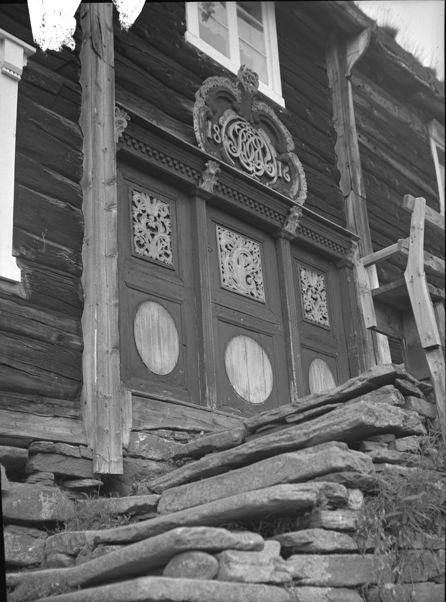 Inngangsparti på hovedbygning, Sætra, Lønset, Oppdal, Sør-Trøndelag. Fra album. Fotografert 1937.
