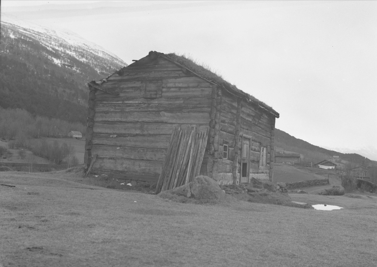 Husmannsplass, Snekkerhaugen, Mjøa, Oppdal, Sør-Trøndelag. Fotografert 1937. Fra album. 