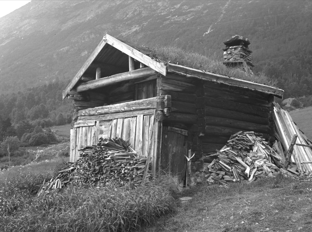 Bur (onnbu), Øvre Lønset, Lønset, Oppdal, Sør-Trøndelag. Fotografert 1939. Fra album. 