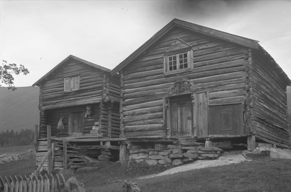 Bur, Blokkhus, Lønset, Oppdal, Sør-Trøndelag. Fotografert 1939. Fra album. 