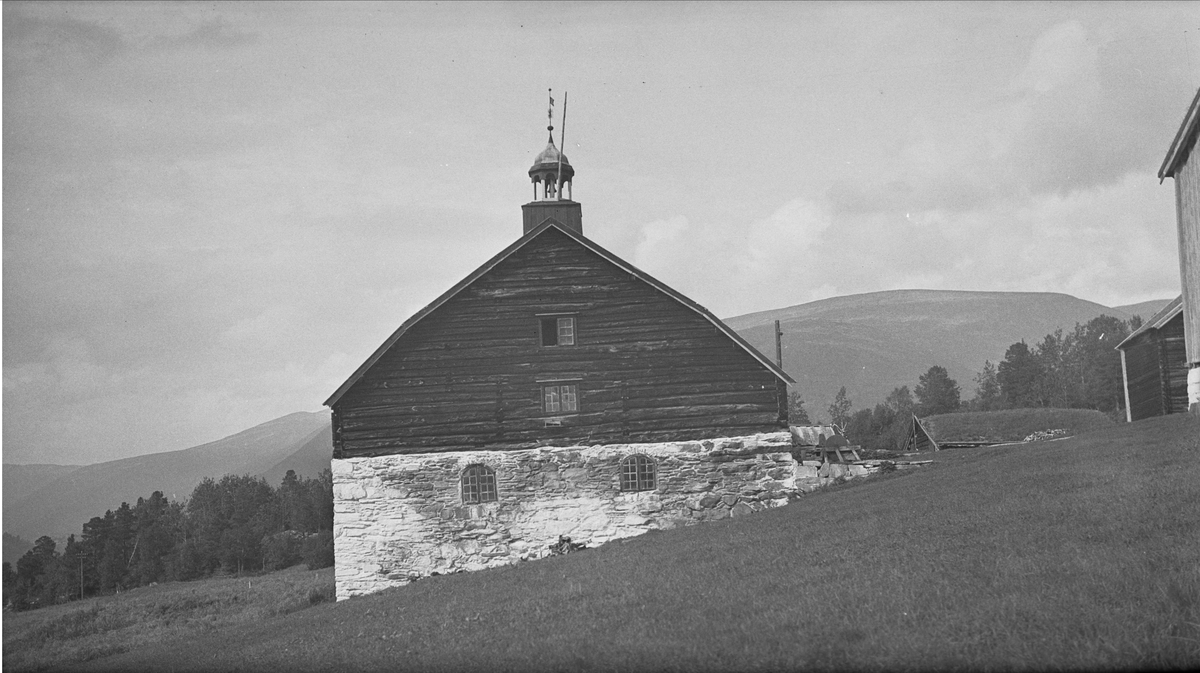 Driftsbygning med klokketårn, Gravaune, Lønset, Oppdal, Sør-Trøndelag. Fotografert 1936. Fra album. 