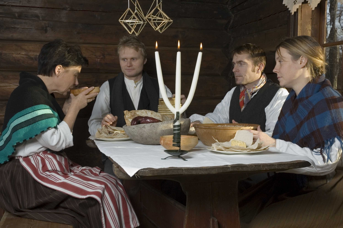 Julepyntet stue med dekket bord i Ampiansbråten, bygning nummer 164 på Norsk Folkemuseum.