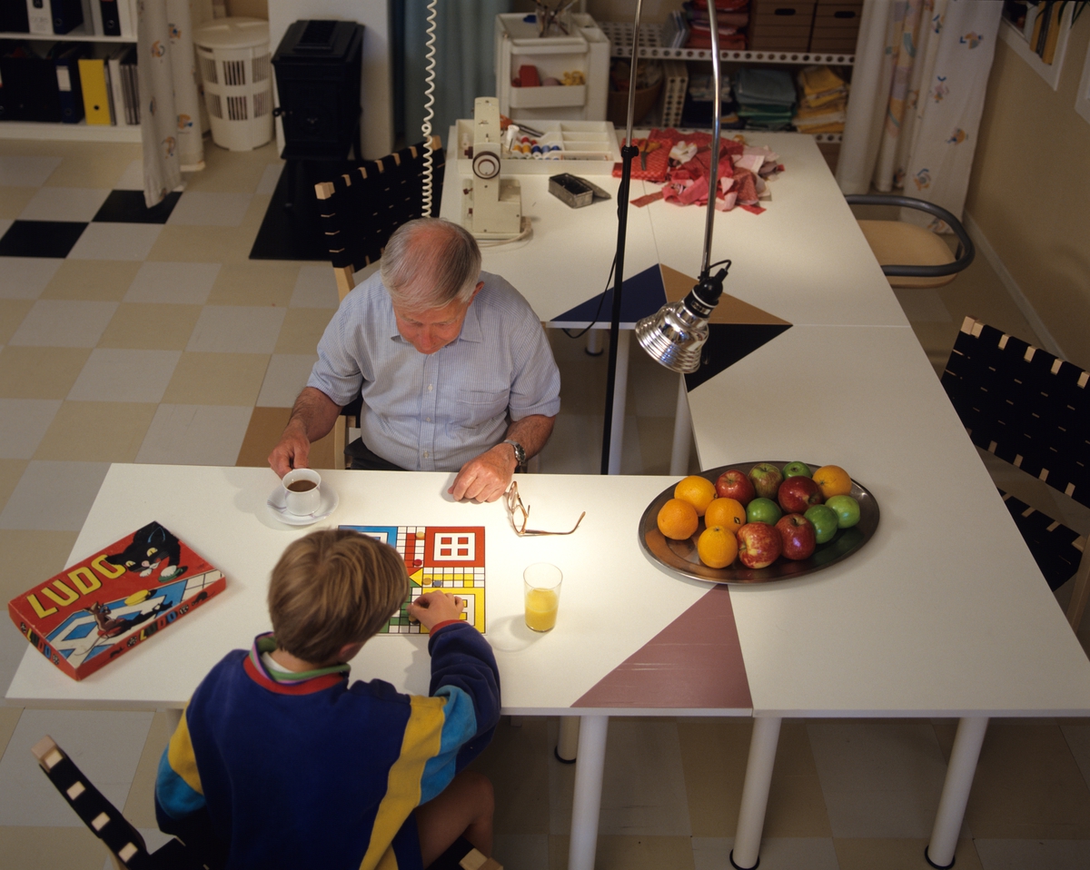 Ekstrarommet, familiens leke- og arbeidsrom, her er fire bord satt sammen og gir plass for ulike aktiviteter, illsutrasjonsbilde i Nye Bonytt 1988.