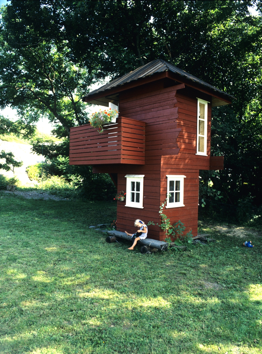 Lekehus i Fuglevika nær Stavern, tegnet av arkitekten, H.C.U.M. Hellum, Norges hyttearkitekt nr. 1, illustrasjonsbilde fra Nye Bonytt 1988.