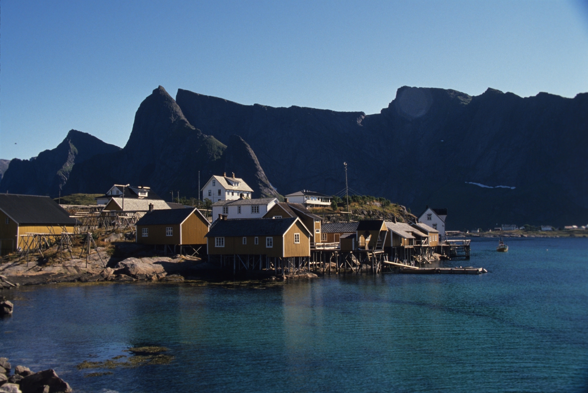 Fiskeværet på Hamnøy i Lofoten, væreierens bolig på toppen av øya. Illustrasjonsbilde fra Nye Bonytt 1989.