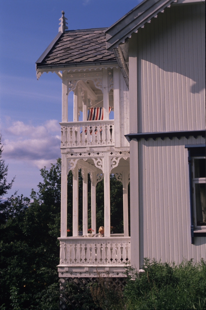 Sveitservillaen Solheim, verandaene er nybygd etter gamle bilder. Illustrasjonsbilde fra Nye Bonytt 1989.