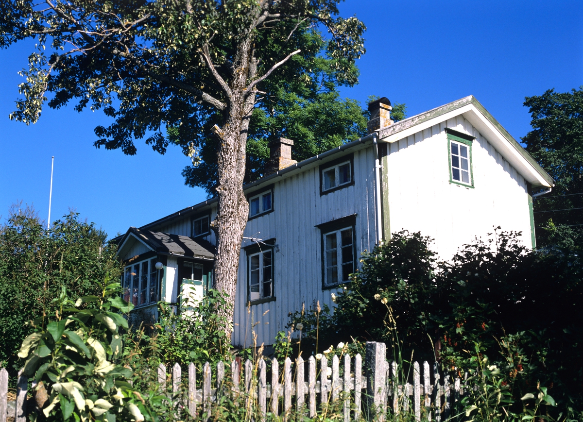 Hus fra Tjøtta har fått glassveranda inspirert av sveitserhusene. Illustrasjonsbilde fra Nye Bonytt 1989.