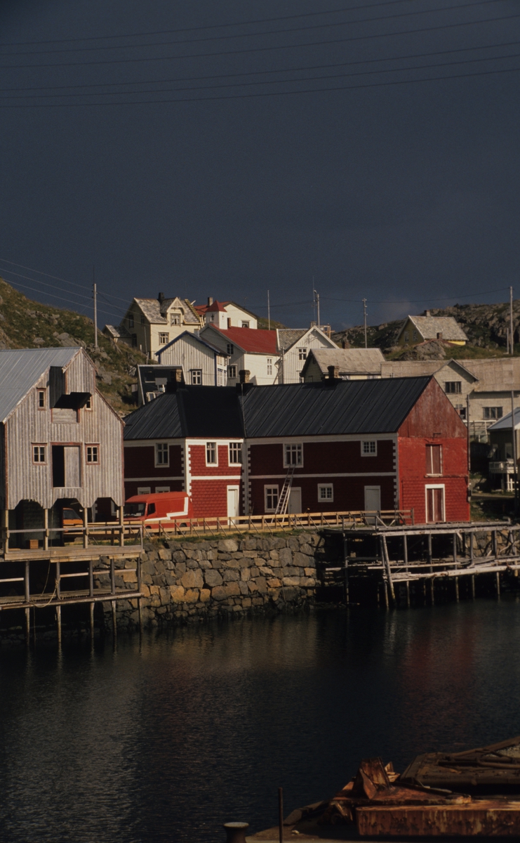 Vesterålen, Nyksund, kaianlegg med bebyggelse i bakgrunnen. Illustrasjonsbilde fra Nye Bonytt 1989.