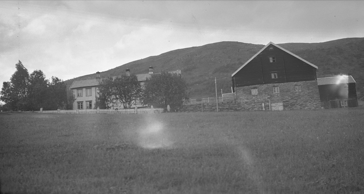 Gårdstun, Bjørndalen, Oppdal, Sør-Trøndelag. Fotografert 1936. 