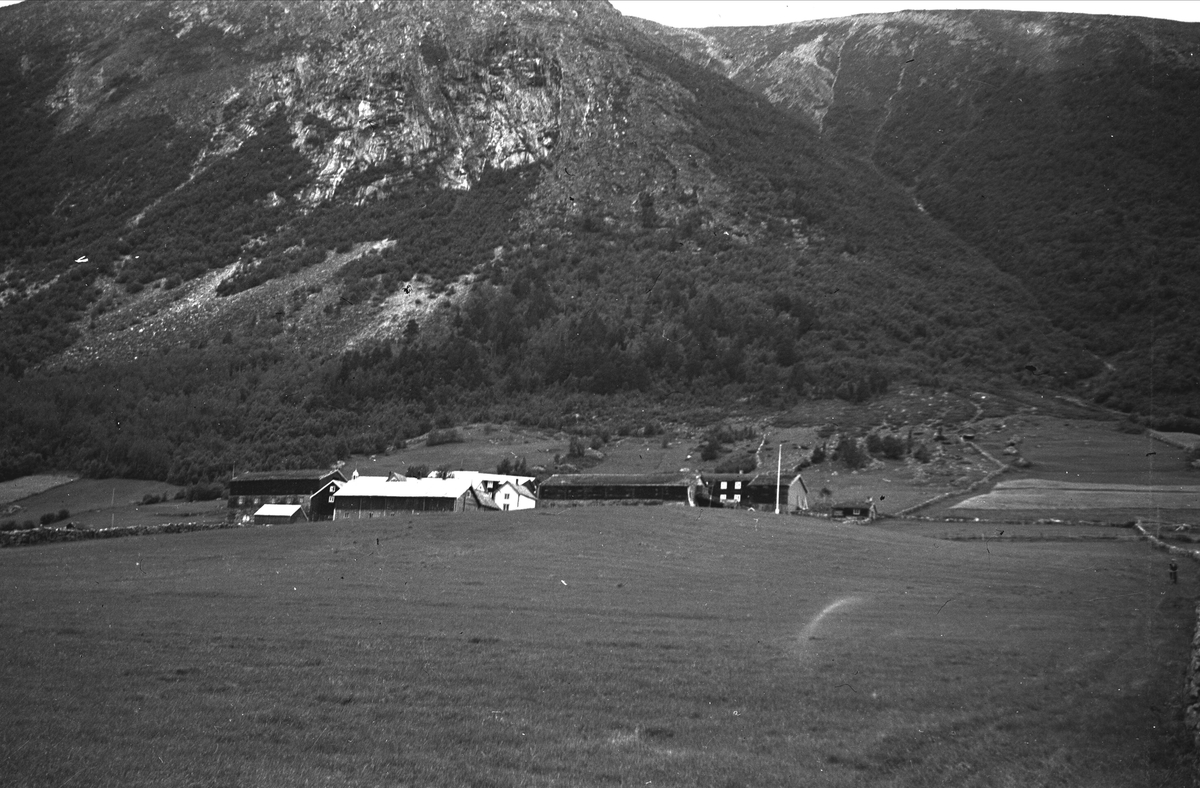 Gårdstun, Vinndal, Lønset, Oppdal, Sør-Trøndelag.  Fotografert 1940. 