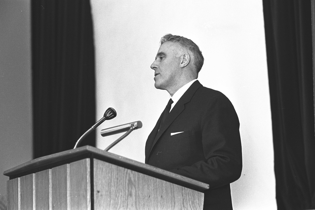 Serie. Statsminister Per Borten holder tale i BUL. Fotografert 1966. 