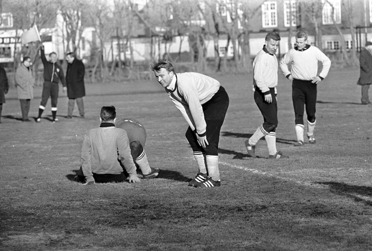 Serie bilder av fotball - Start i Danmark, mars -69