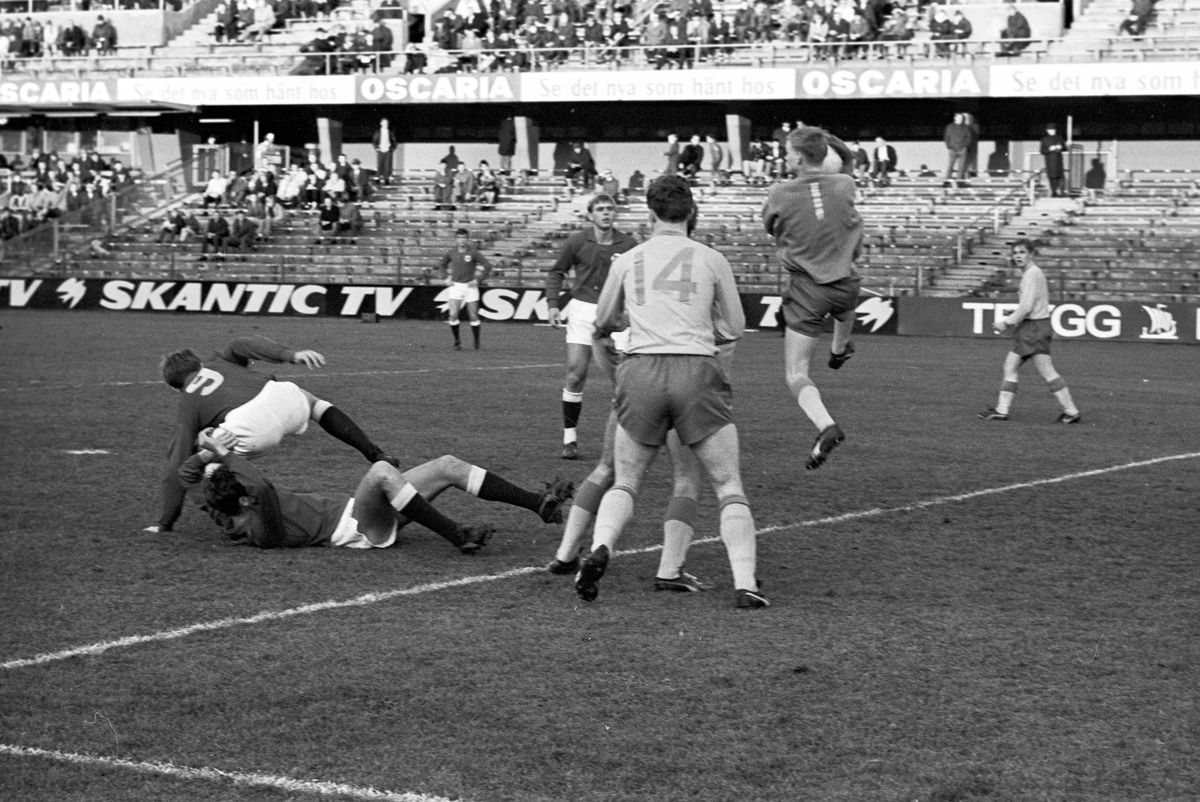 Serie bilder av juniorlandskamp i fotball, Norge - Sverige 1967. 