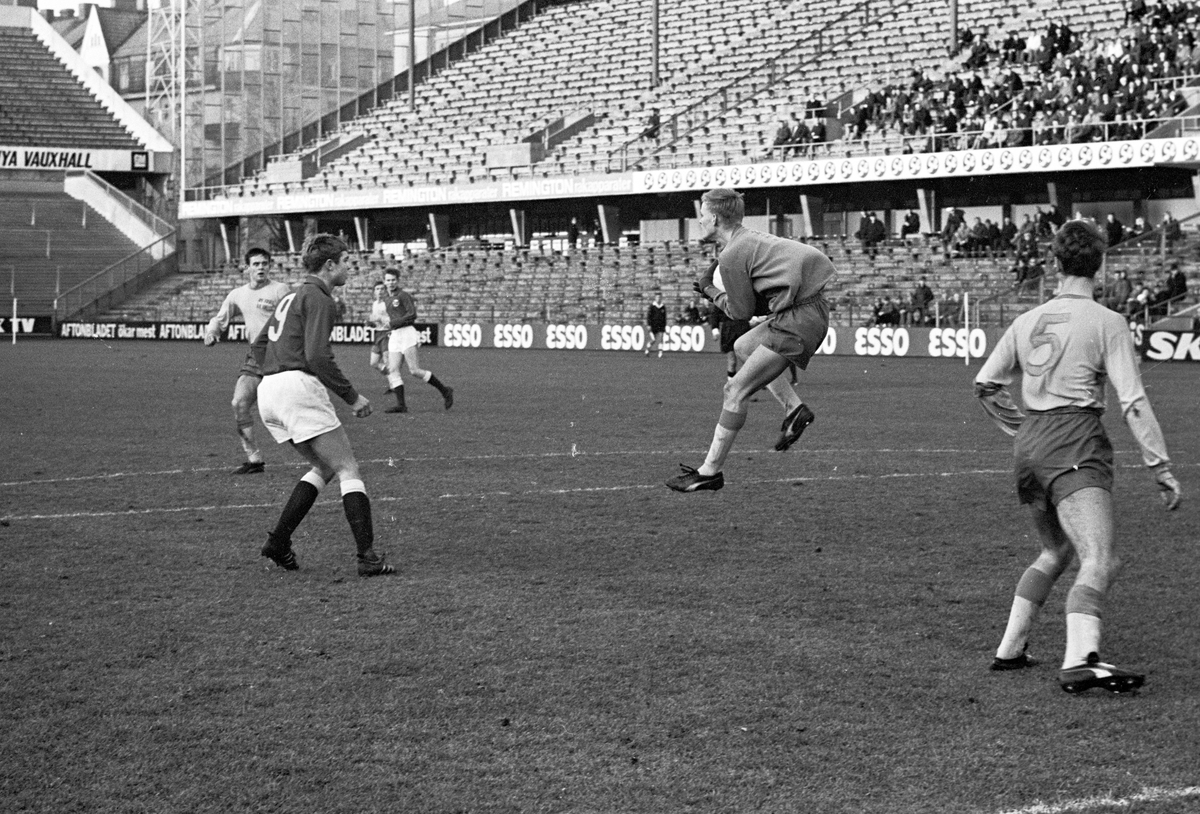 Serie bilder av juniorlandskamp i fotball, Norge - Sverige 1967. 