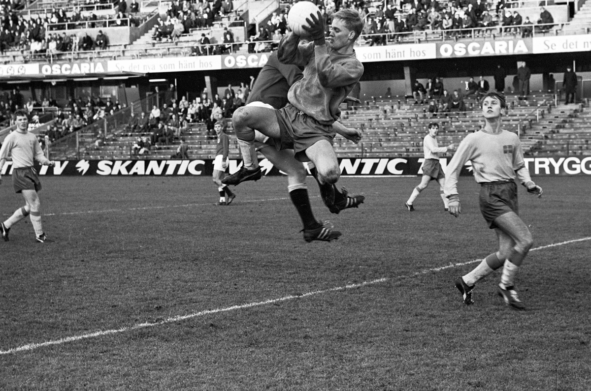 Serie bilder av juniorlandskamp i fotball, Norge - Sverige 1967. 