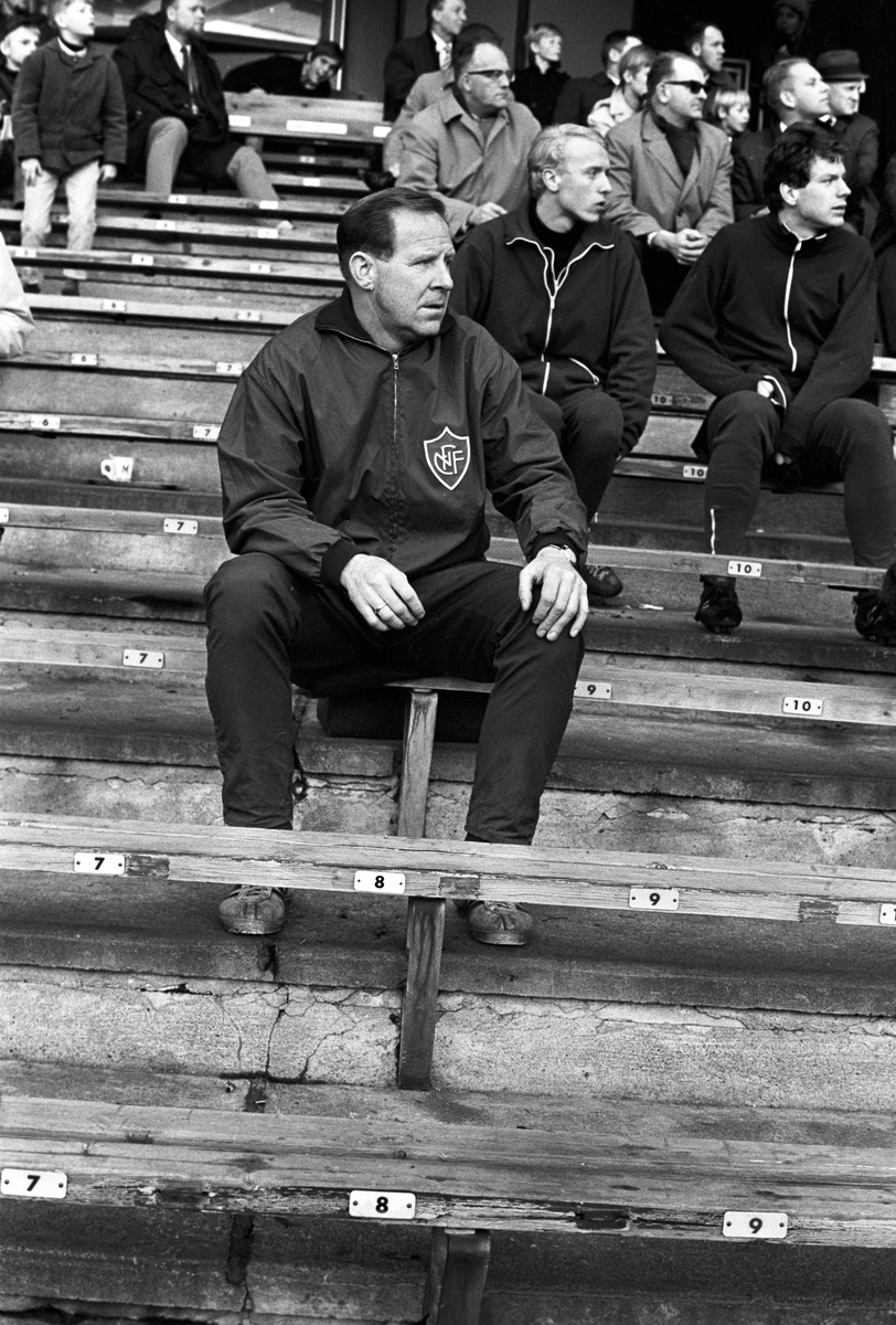 Serie bilder av juniorlandskamp i fotball, Norge - Sverige 1967. 