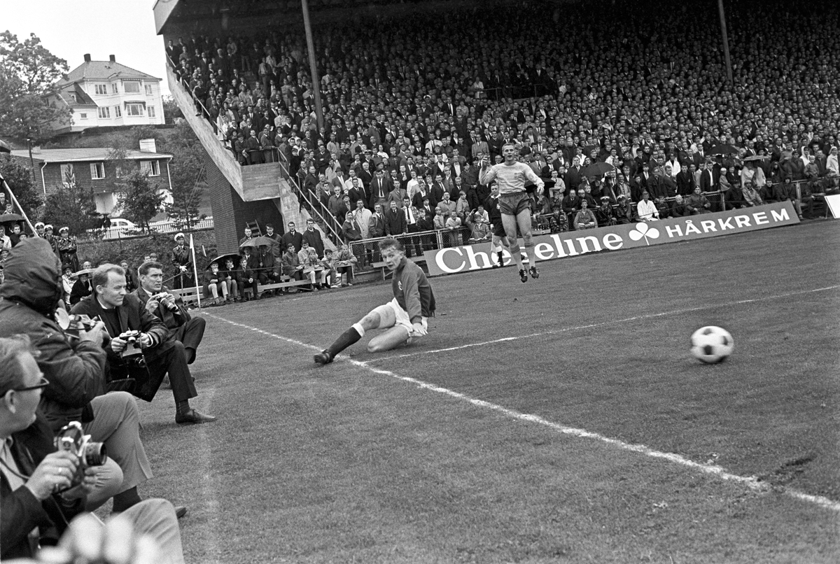Serie bilder av landskamp i fotball Norge - Sverige 03.09.1967