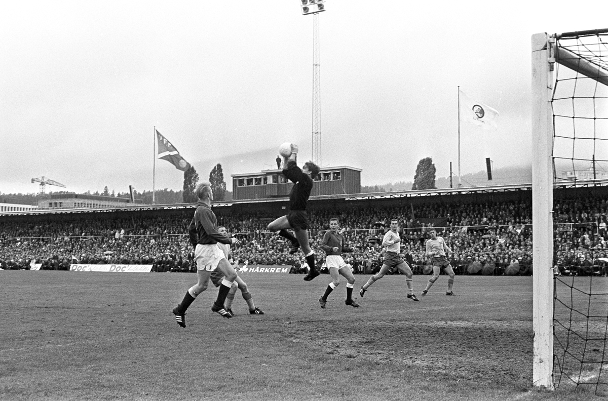 Serie bilder av landskamp i fotball Norge - Sverige 03.09.1967