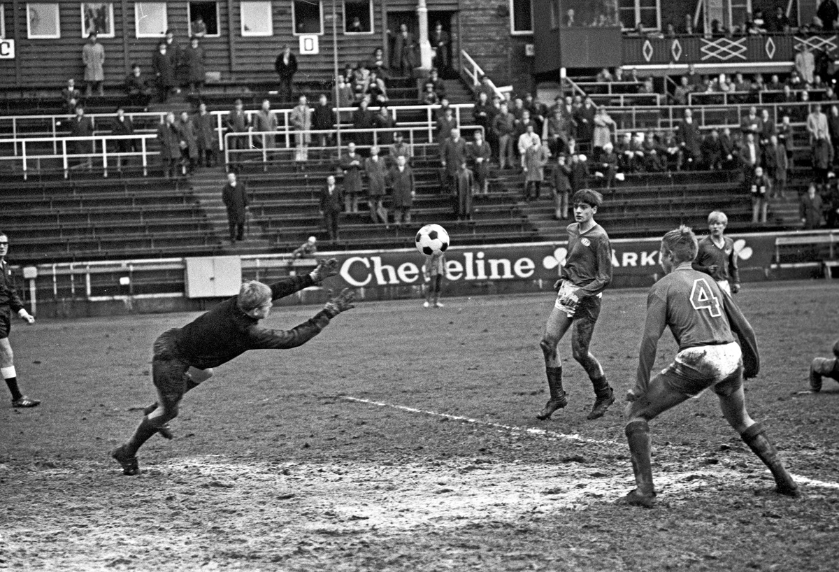 Serie. Fotball final jr.cup 1967, mellom Vålerenga og Manglerud. Fotografert 1967.