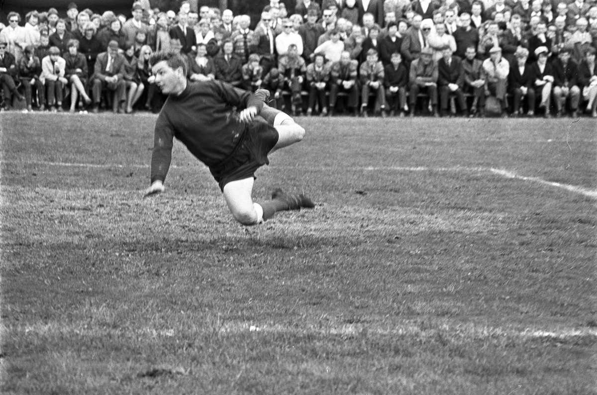 Serie. Fotballkamp mellom Aurskog og Brann. Fotografert 16. mai 1967.