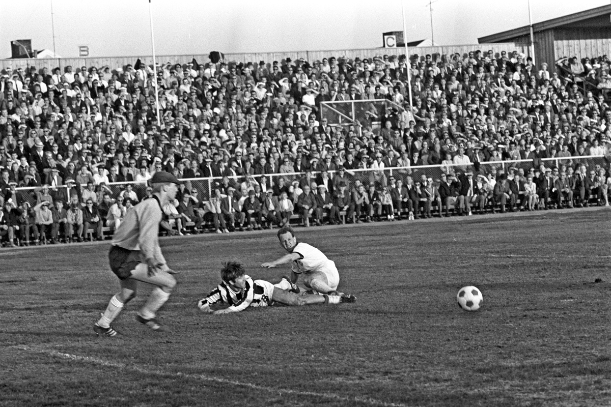 Serie. Fotballkamp mellom Sarpsborg og Strømsgodset. Fotografert juli 1969.