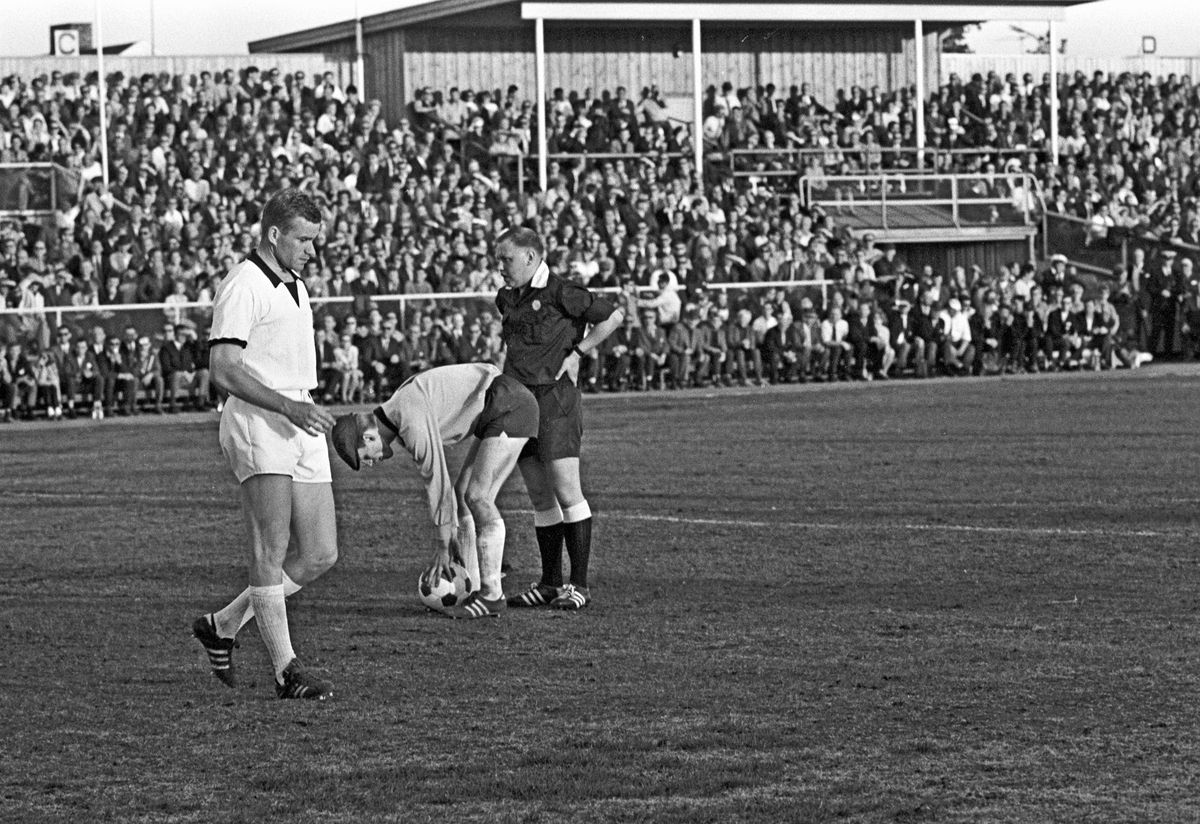 Serie. Fotballkamp mellom Sarpsborg og Strømsgodset. Fotografert juli 1969.