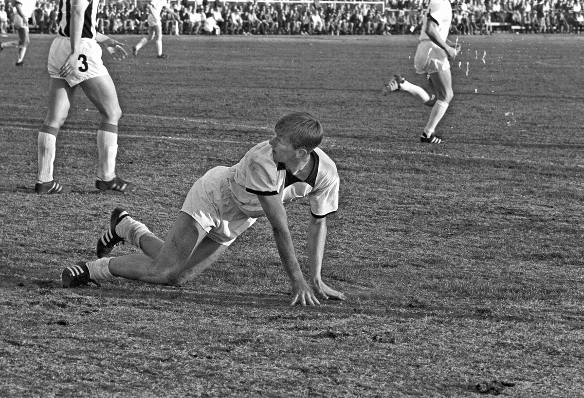 Serie. Fotballkamp mellom Sarpsborg og Strømsgodset. Fotografert juli 1969.