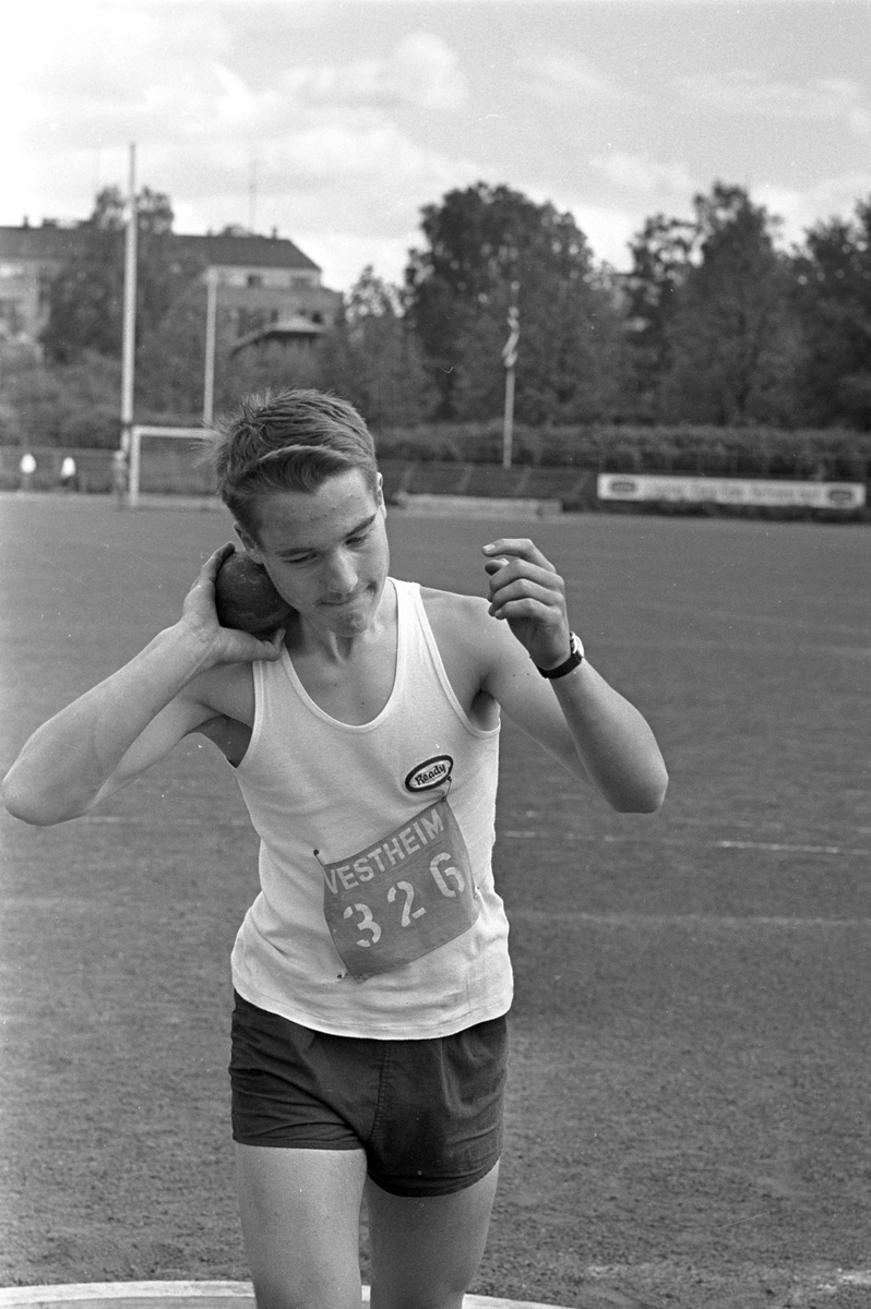 Serie. Friidrett på Frogner stadion, Oslo. Dagbladpokalen overrekkes. Fotografert 1964.