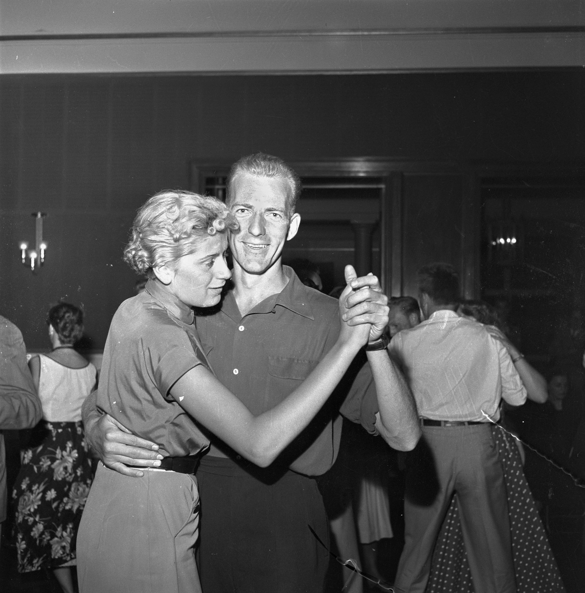 Serie. Det norske og rumenske stafettlaget på Bislett med påfølgende bankett.
Fotografert 1955. 
