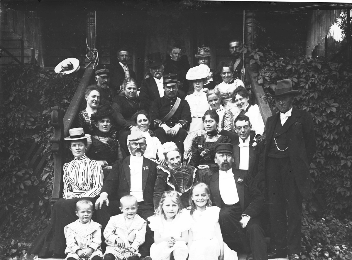 Serie bilder, noe fra Drøbak, Frogn, Akershus. Muligens noe fra Valdres. Familieliv, antagelig  familiene Hansen, Lund og Samuelson ca 1900-1905.