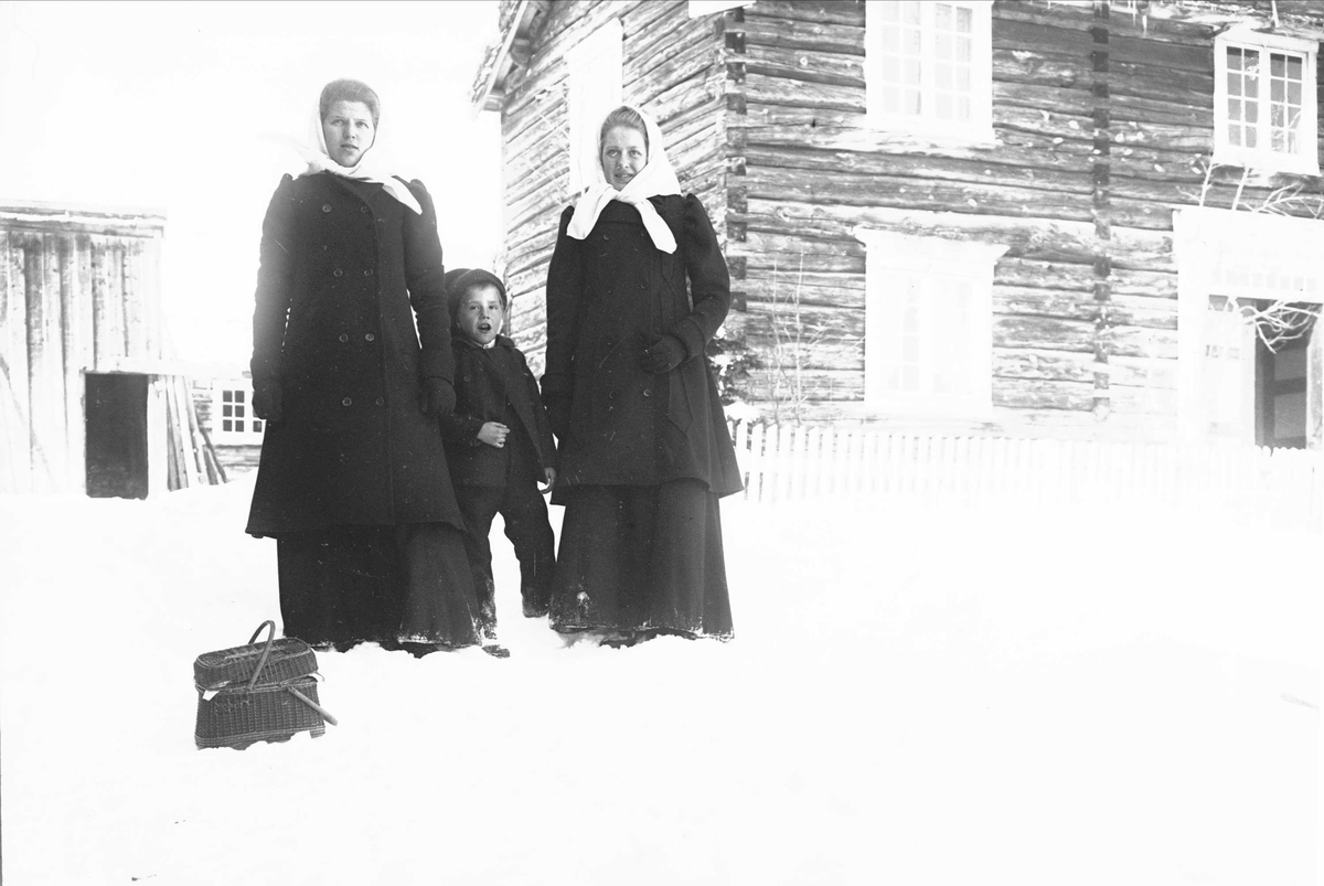 Serie bilder, noe fra Drøbak, Frogn, Akershus. Muligens noe fra Valdres. Familieliv, antagelig  familiene Hansen, Lund og Samuelson ca 1900-1905.