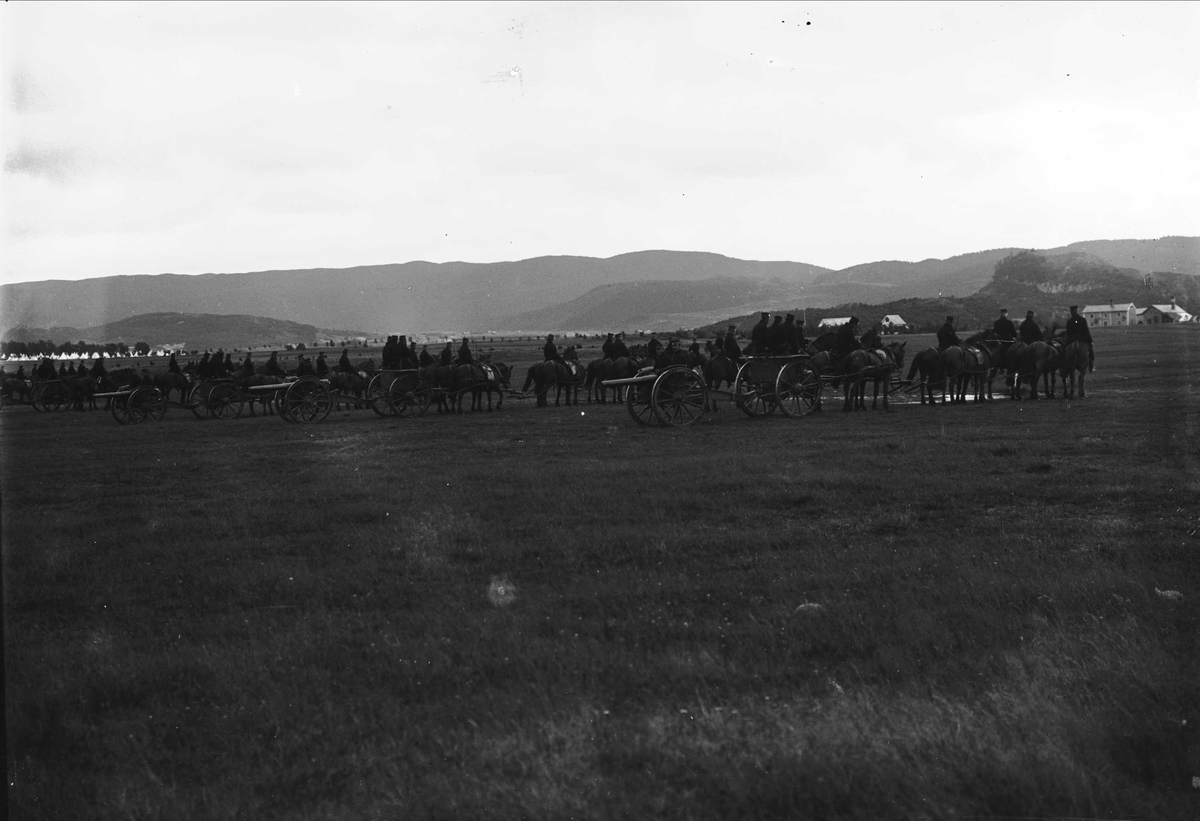 Serie bilder, fra Vorosmoen? (Hvalsmoen?) og opptog på Karl Johans gate. Militærbilder, antagelig familien Lund ca 1899.