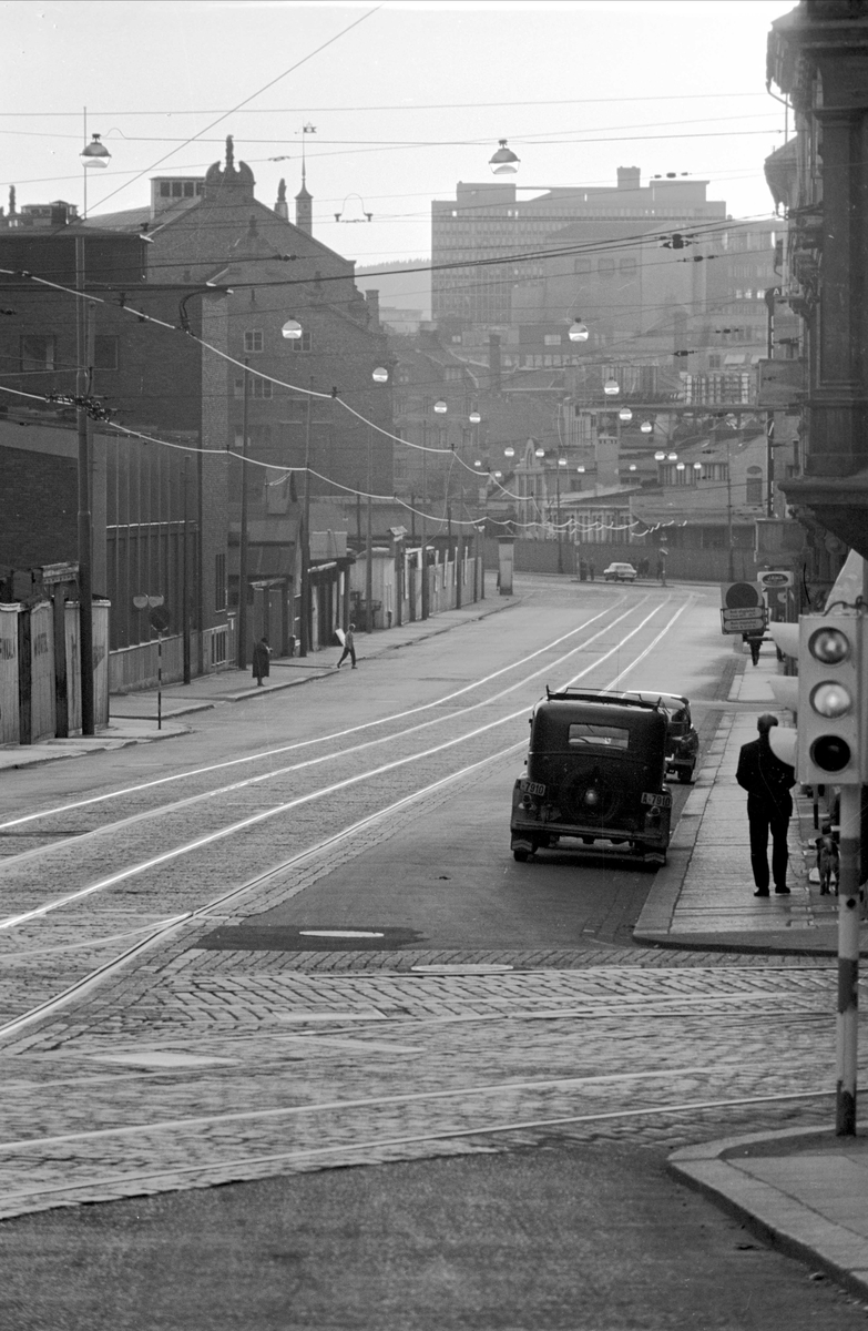Serie. Bybilder med trafikk, Schweigaardsgate, Strømsveien, Etterstad og Vålerenga, Oslo