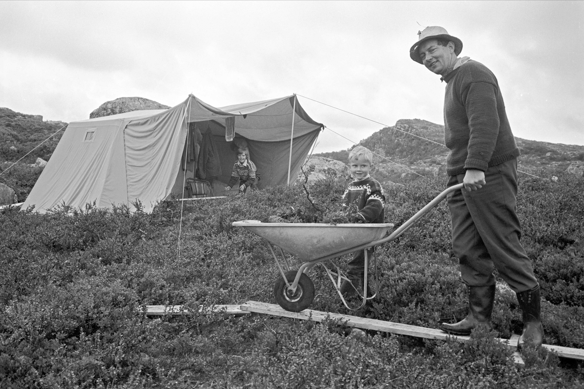 Serie. Tempelseter, Eggedal, Sigdal, Buskerud. Frilufts- og hytteliv samt bygging av Tempelseter høyfjellshotell. Fotografert 1963.