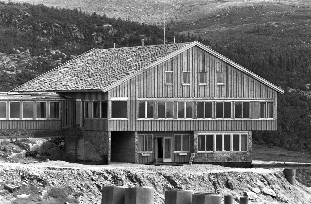 Serie. Tempelseter, Eggedal, Sigdal, Buskerud. Frilufts- og hytteliv samt bygging av Tempelseter høyfjellshotell. Fotografert 1963.