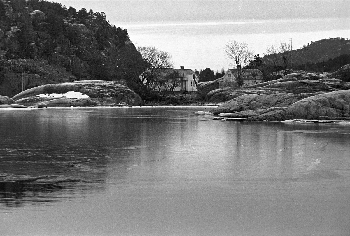 Serie. Hus og strender på Jomfruland, Kragerø, Telemark. Fotografert des. 1963.