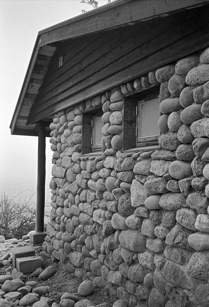 Serie. Hus og strender på Jomfruland, Kragerø, Telemark. Fotografert des. 1963.