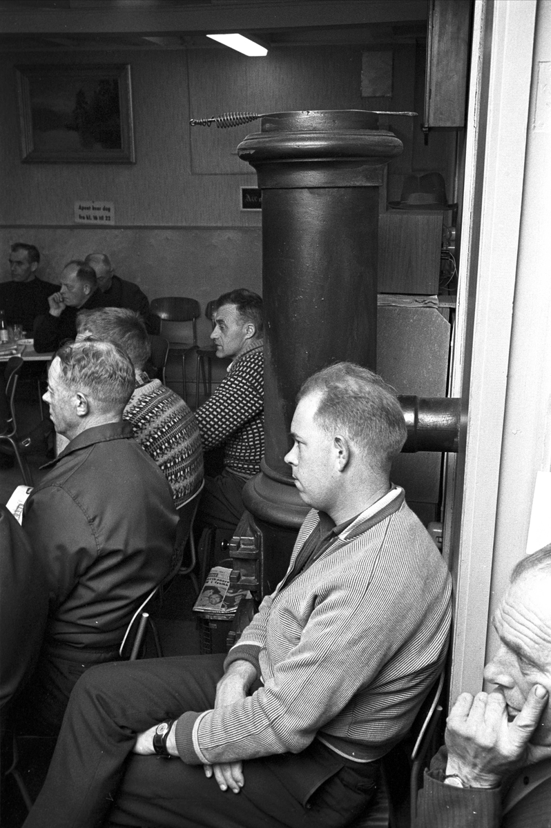 Serie. Fiskebåter ligger til kai, Egersund, Rogaland. Fotografert nov. 1965.