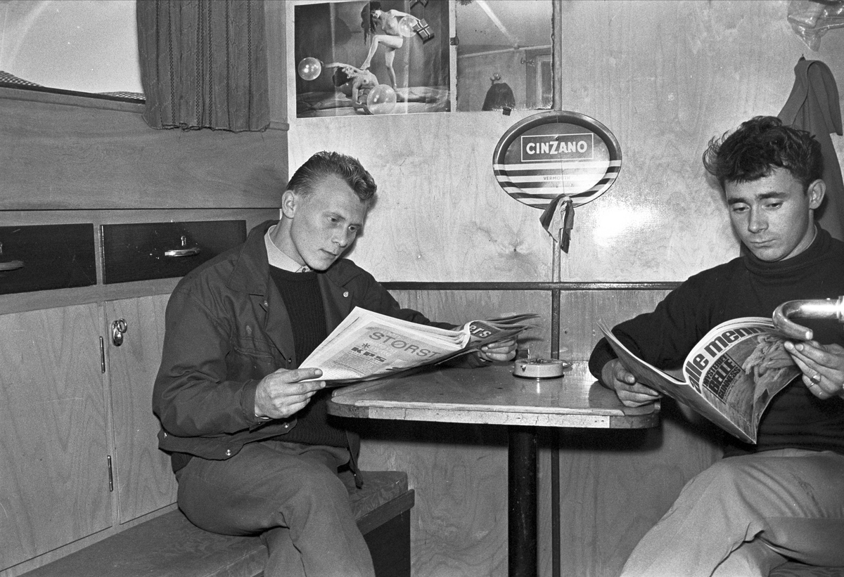 Serie. Fiskebåter ligger til kai, Egersund, Rogaland. Fotografert nov. 1965.