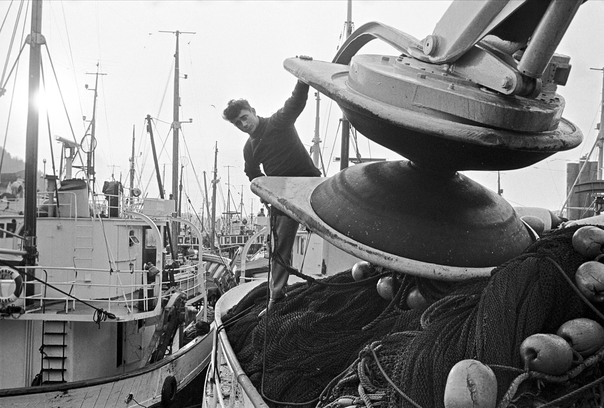 Serie. Fiskebåter ligger til kai, Egersund, Rogaland. Fotografert nov. 1965.