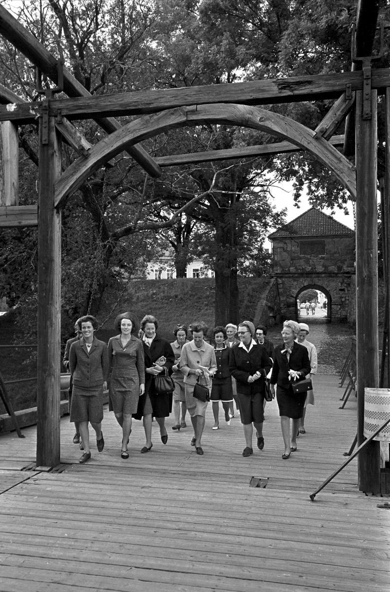 Serie. Fra Plus-sentret, Fredrikstad, Østfold. Fotografert aug. 1966.