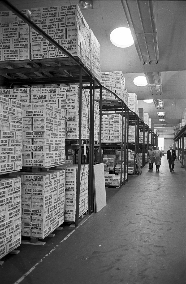 Serie. Fabrikkarbeidere og fabrikasjon på Bjelland Fabrikker, Stavanger. Fotografert aug. 1965. 