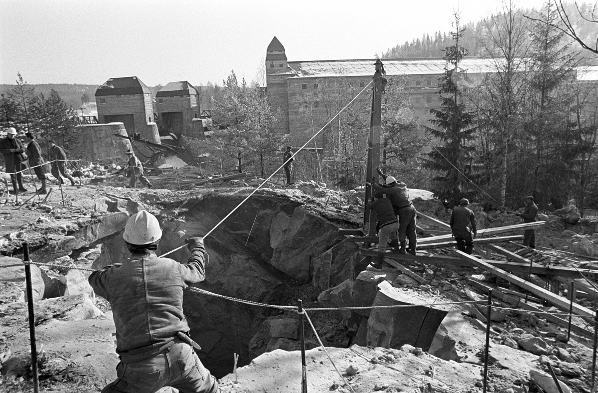 Serie. Graving for tunnellbru ved ant. Solbergfoss Kraftverk, Østfold.   Kværner Brug produsere tunnelbru for regulering av Øyeren.