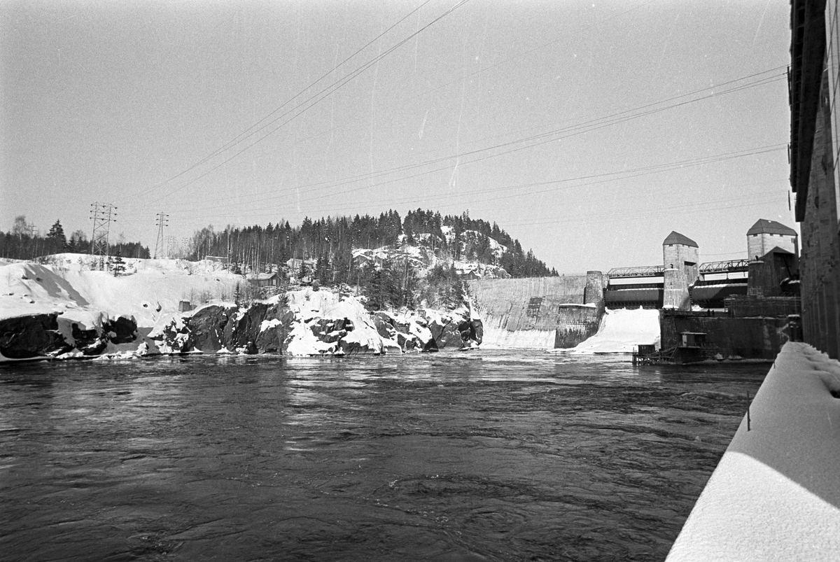 Serie. Graving for tunnellbru ved ant. Solbergfoss Kraftverk, Østfold.   Kværner Brug produsere tunnelbru for regulering av Øyeren.