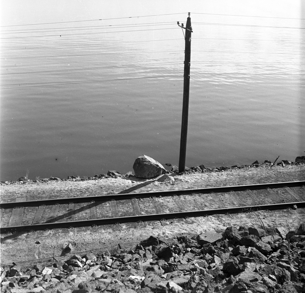 Holmestrand, 26.04.1954, ras over hovedvei og jernbanespor langs fjorden.