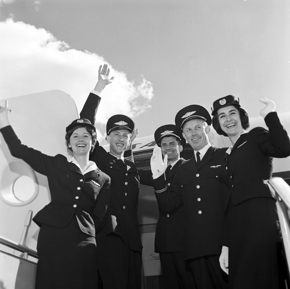 SAS, oppstart oversjøisk flyrute, fra Oslo lufthavn til New York, flymannskapet vinker adjø før avgang,  april 1961.