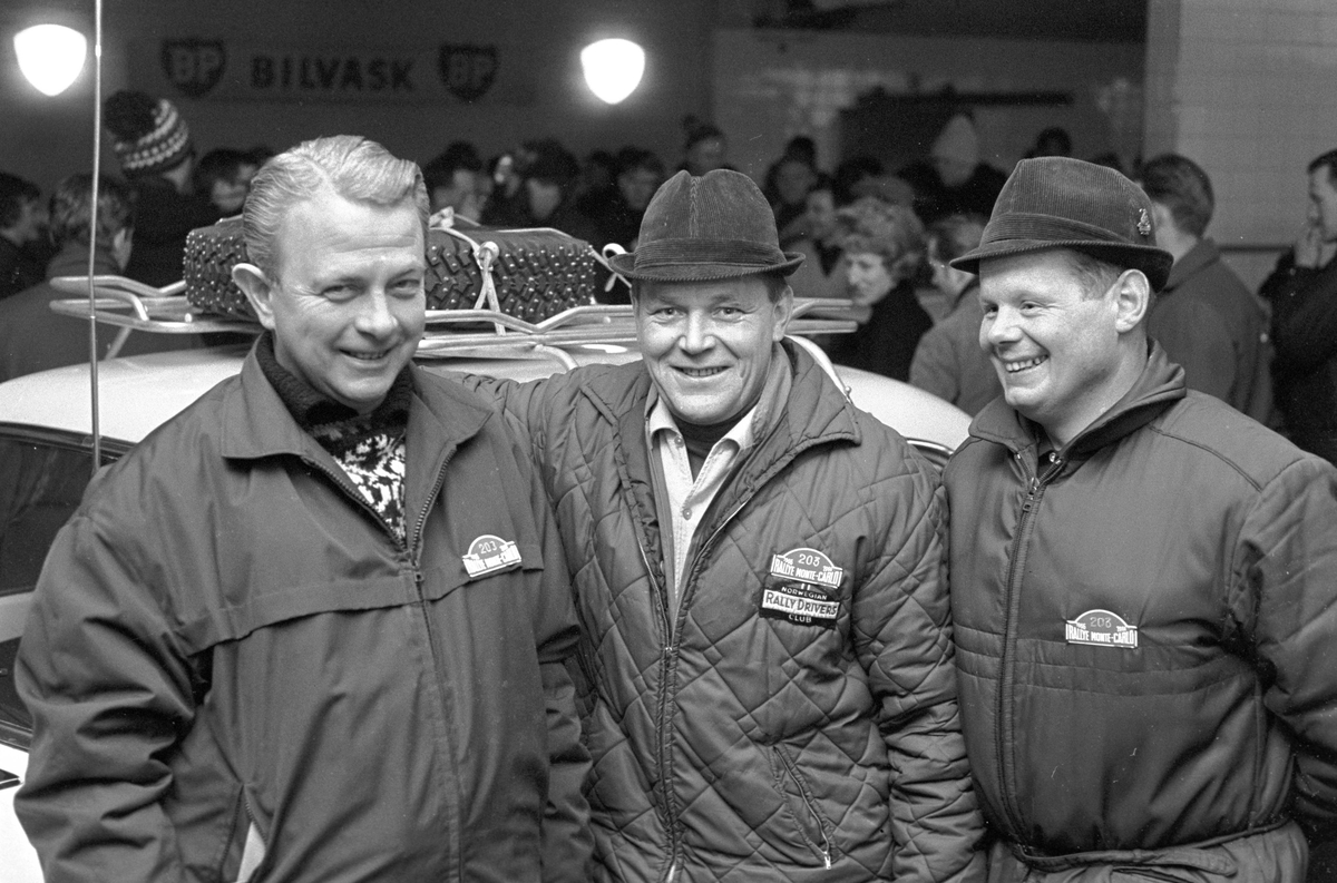 Serie. Start i Rally Monte Carlo, fra Økern, Oslo. Fotografert januar 1966. Det første i serien viser en Citroën DS. Modellen kom i 1955 og ble produsert med slik front og lykter til 1967.