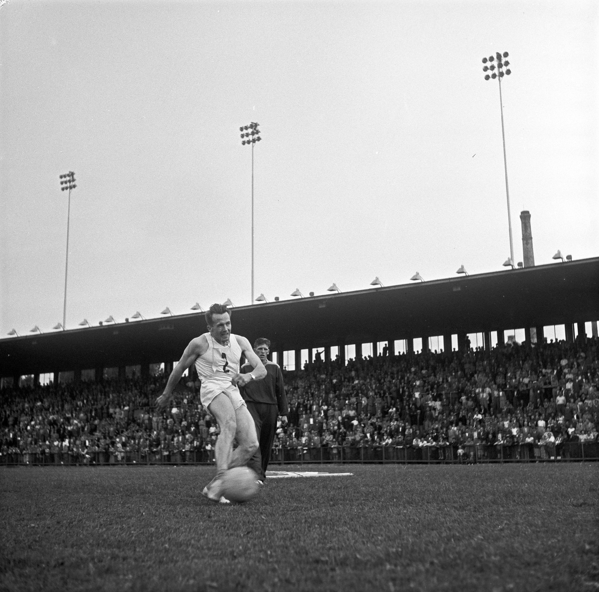 Serie. Skiløperen Halgeir Brenden spiller fotball og deltar i Østbystafetten. Fotografert 1953.